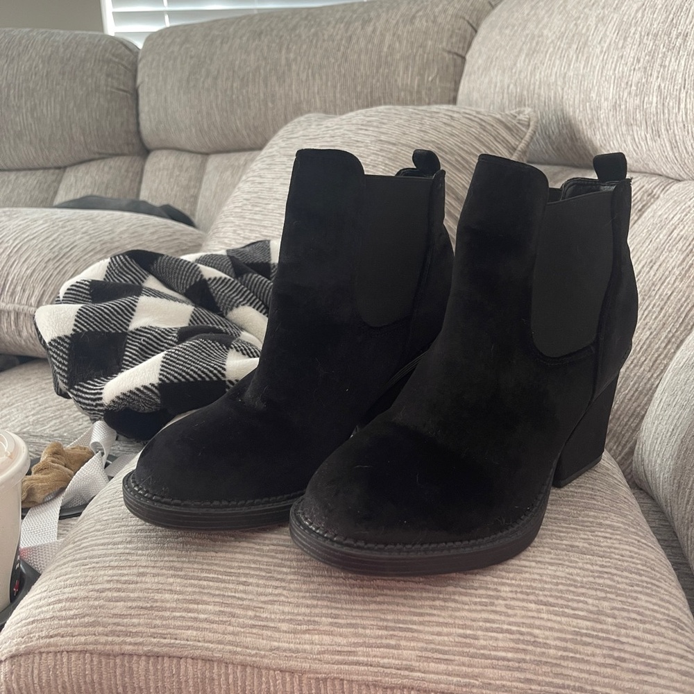 EUC Qupid boots size 9 velvet black